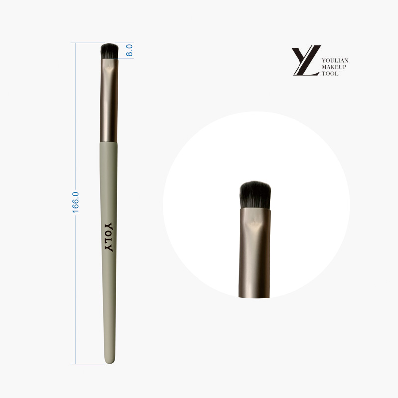 Como devo limpar meu pincel de delineador após o uso?